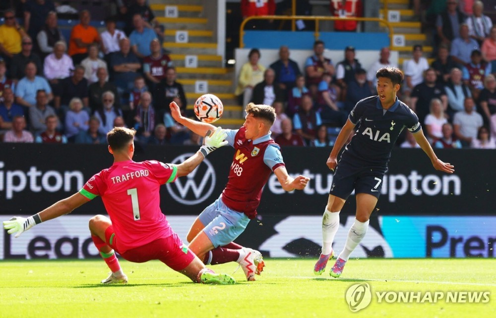  水晶宫前锋帽子戏法助球队大胜伯恩利