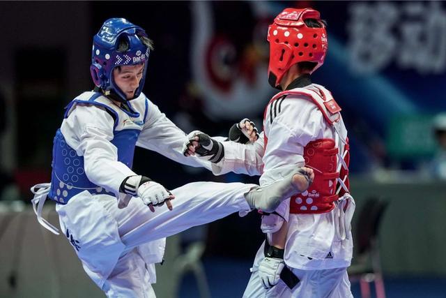  法兰克福双星闪耀全场，德甲新贵展现冠军气质  